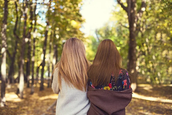 Moda belas namoradas jovens andando juntas no — Fotografia de Stock