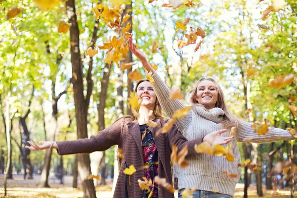 Alla moda belle giovani ragazze che camminano insieme nel — Foto Stock