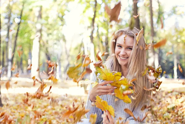 Gelukkig blond meisje poseren in herfst Park op gele bomen backgroun — Stockfoto