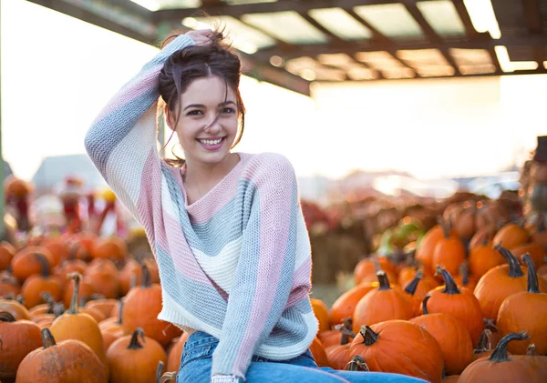 Menina bonita na moda no bac de remendo de abóbora de outono — Fotografia de Stock