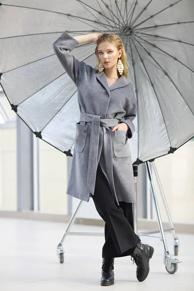 Modeporträt einer jungen eleganten Frau in grauem Mantel, schwarzer Hose — Stockfoto