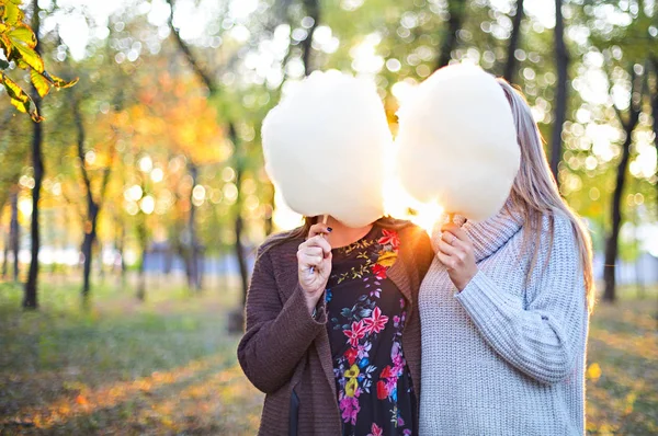 Elegante belas namoradas com algodão doce togeth — Fotografia de Stock