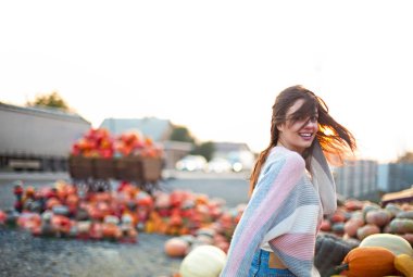 Sonbahar kabak yama Bac moda güzel genç kız