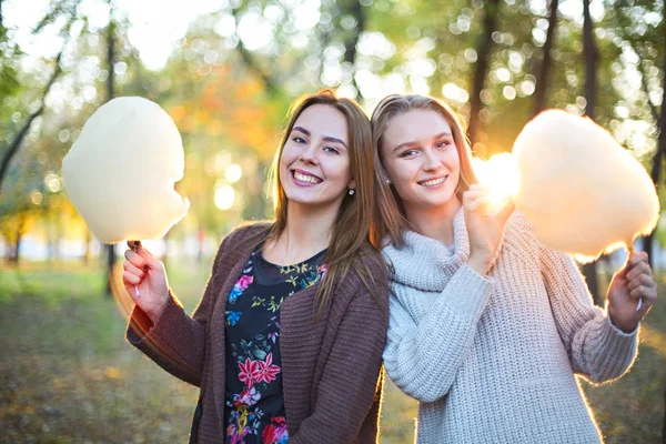 Modieuze mooie jonge vriendinnen met suikerspin Game — Stockfoto
