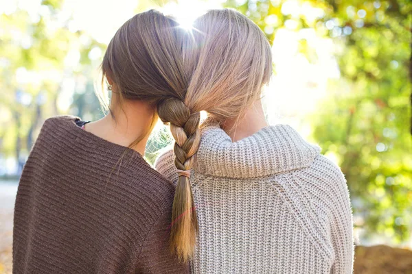 Modieuze mooie jonge vriendinnen met snit samen — Stockfoto