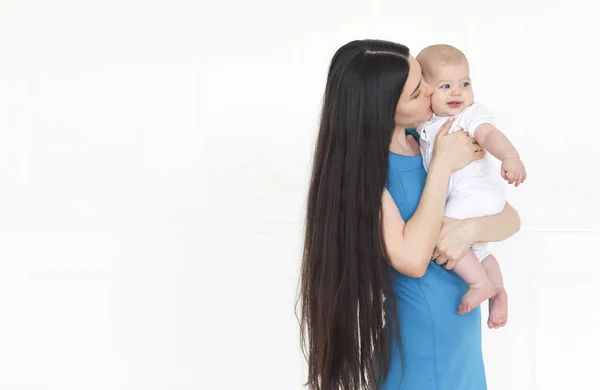 Madre holding dolce bambino ragazzo — Foto Stock