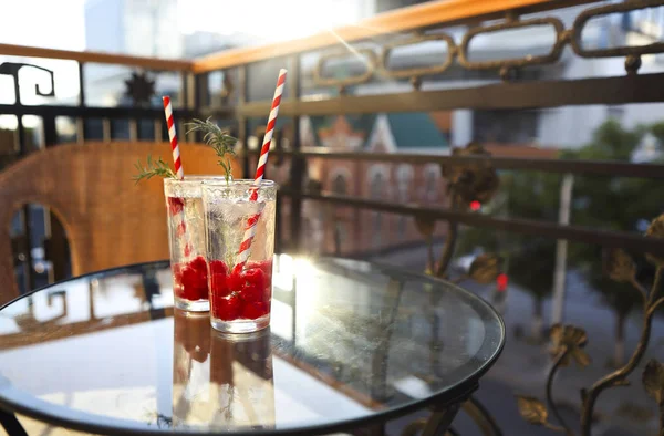 Teras balkonunda Rasberry ile yaz serinletici limonata