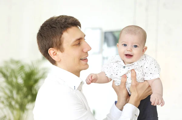 Feliz jovem pai segurando bebê menino — Fotografia de Stock