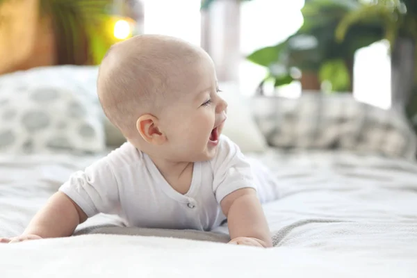 Bebê bonito com belos olhos azuis — Fotografia de Stock