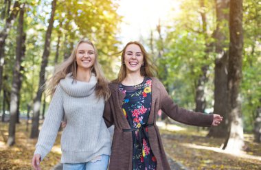 Moda güzel genç kız birlikte yürüyüş 