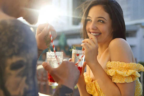 Par i kärlek dricker sommar uppfriskande lemonad med hallon — Stockfoto