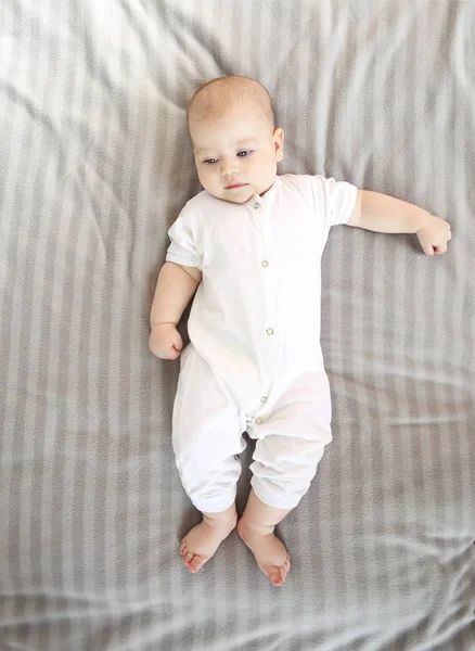 Güzel mavi gözleri ile sevimli bebek 