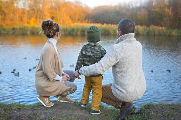 Père, mère et petit fils nourrissant les canards — Photo
