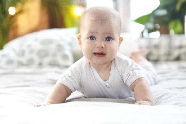 Симпатичный ребенок с красивыми голубыми глазами — стоковое фото