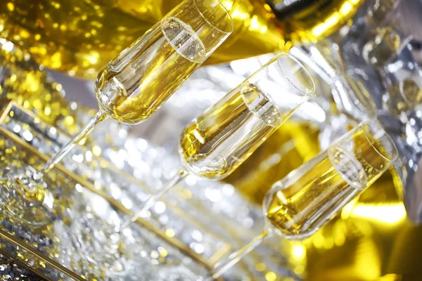 Close up of shiny glasses of champagne over black, white, golden — Stock Photo, Image