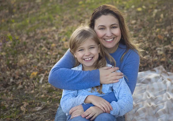 秋の公園で娘と一緒に幸せな若い母 — ストック写真