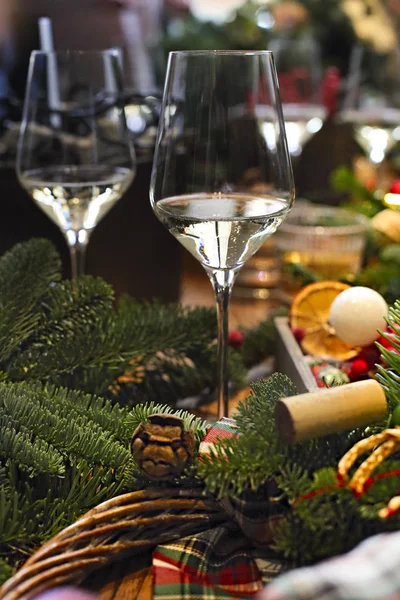 Vánoční dekorace na dřevěném stole — Stock fotografie