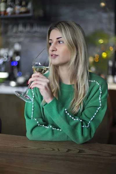 Vrouw met glas witte wijn in café — Stockfoto