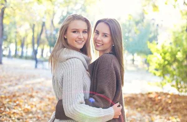 Moda hermosas novias jóvenes caminando juntos en el —  Fotos de Stock
