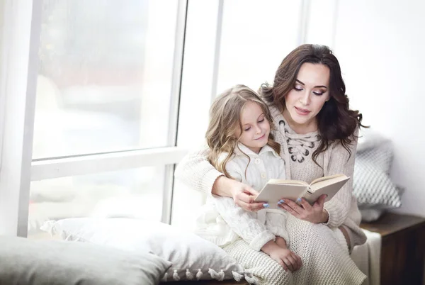 Mère lisant un livre à une fille — Photo