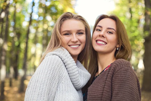 Fashionable beautiful young girlfriends walking together in the — Stock Photo, Image