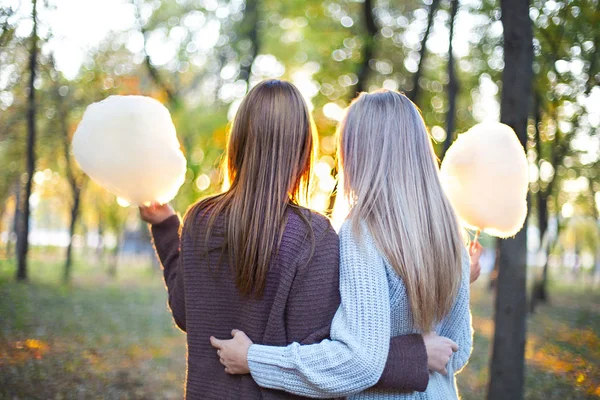 Modische Schöne Junge Freundinnen Die Zusammen Herbstlichen Park Spazieren Gehen — Stockfoto