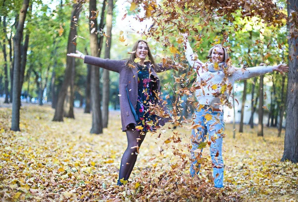 Moda belas namoradas jovens andando juntas no — Fotografia de Stock