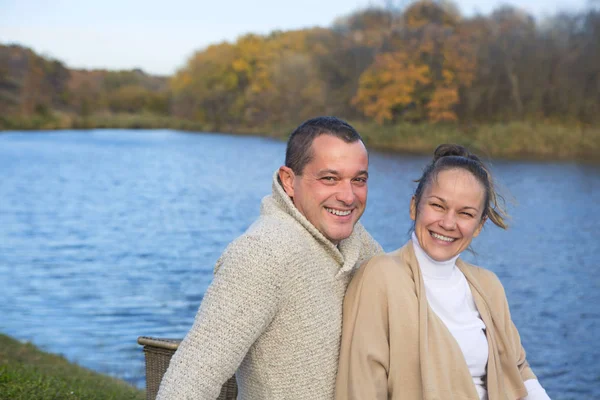 Jeune couple amoureux se rafraîchissant au bord du lac d'automne. Heureux homme et femme — Photo
