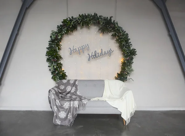 Stor jul krans vid muren med skylt Happy Holidays — Stockfoto