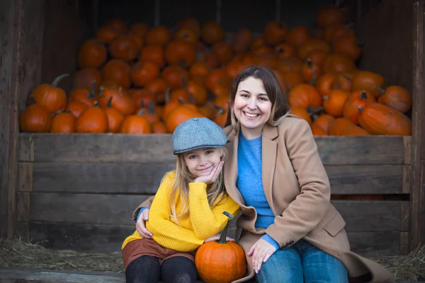 Menina feliz com sua mãe no outono abóbora patch ba — Fotografia de Stock