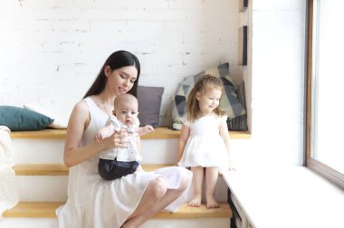 Mutlu anne ve sevimli küçük çocuklar birlikte vakit geçirmek ve smi