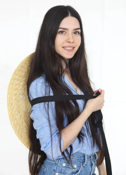 Hermosa mujer en sombrero de paja y camisa azul mirando a la cámara — Foto de Stock