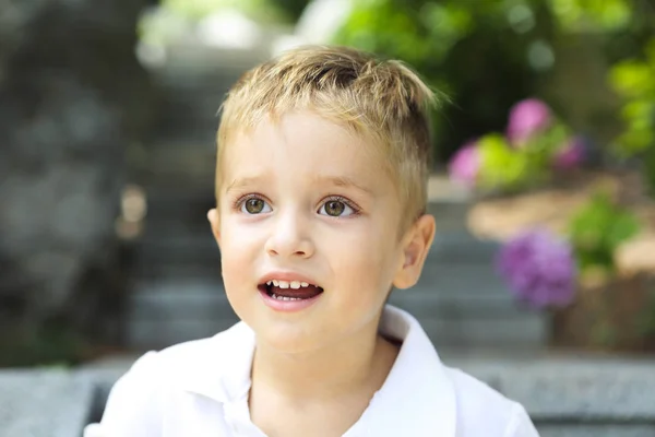 Menino bonito no parque de verão — Fotografia de Stock