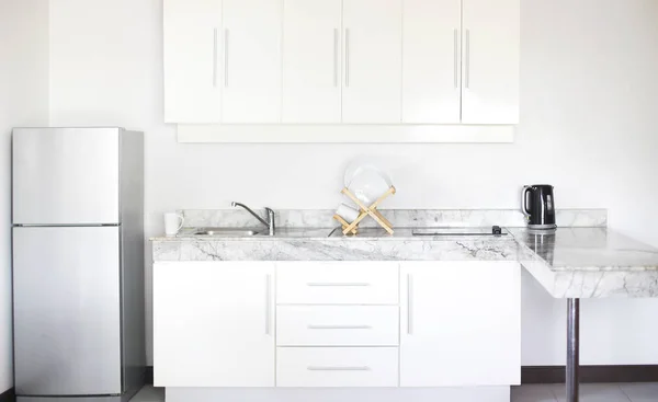 Kücheneinrichtung in einer neuen modernen Wohnung im skandinavischen Stil — Stockfoto