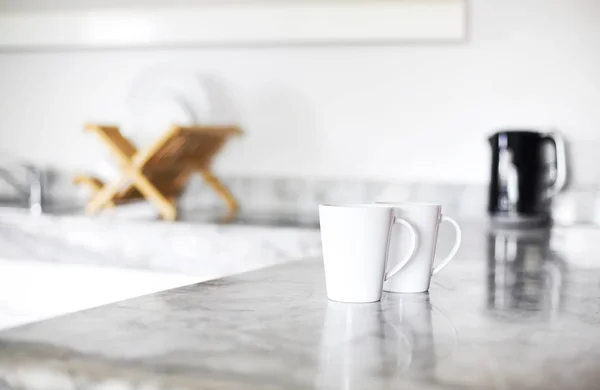 Закройте вид на две чашки кофе на завтрак на белом столе — стоковое фото