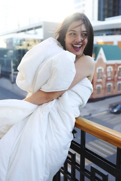 Retrato de hermosa mujer sonriente con manta blanca — Foto de Stock