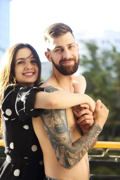 Joven tatuado elegante pareja en el amor —  Fotos de Stock