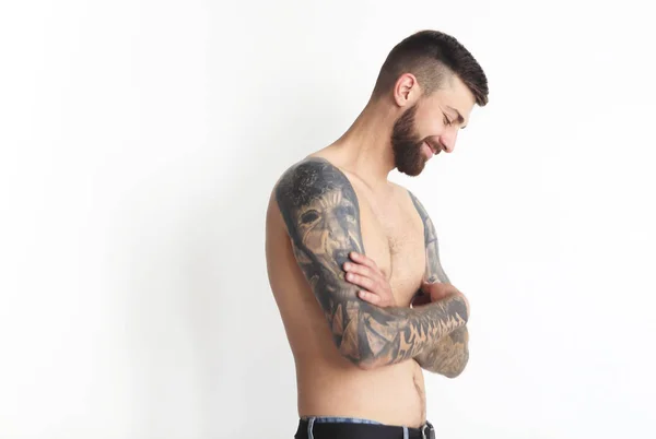 Uomo alla moda senza maglietta con tatuaggio in posa in jeans — Foto Stock