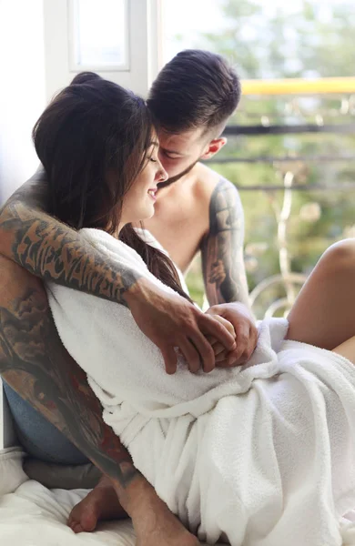 Jeune couple élégant tatoué en amour — Photo