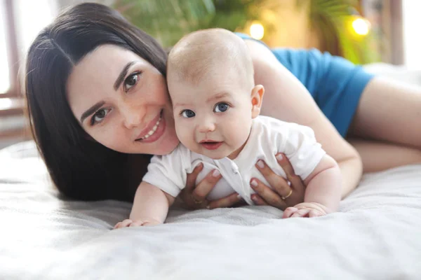 Onun sevimli bebek erkek bebek ile anne Portresi — Stok fotoğraf