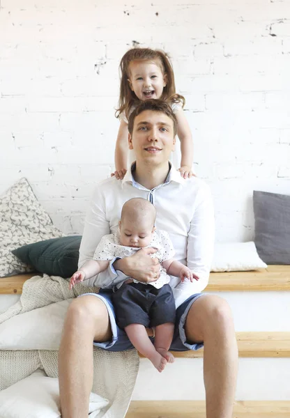 Портрет счастливого молодого отца с маленьким сыном и маленьким даугом — стоковое фото