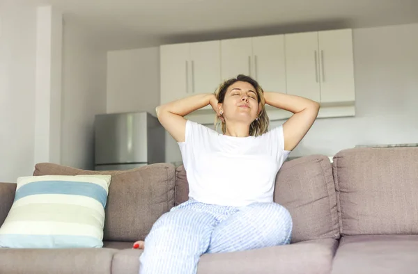 Ung kvinna stretching efter uppvaknandet — Stockfoto