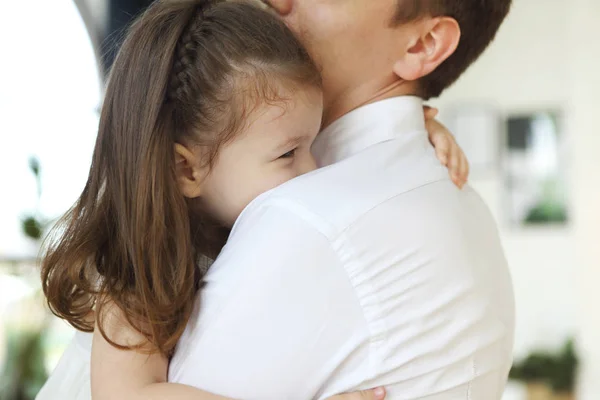 Entzückende kleine Tochter umarmt Vater — Stockfoto
