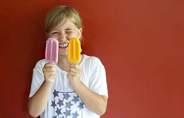 Piccola ragazza bionda che mangia gelato — Foto Stock