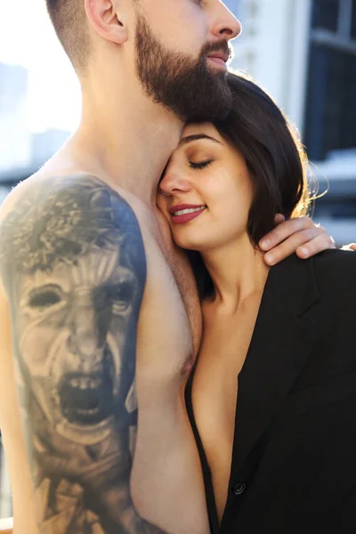 年轻的纹身时尚夫妇在爱 — 图库照片