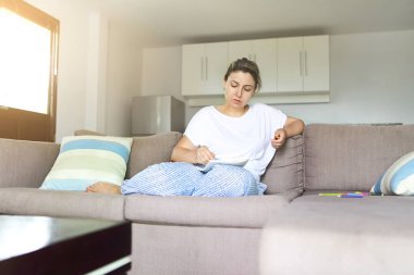 Oturma odasında kalem ile çekici tasarımcı çizim kroki 