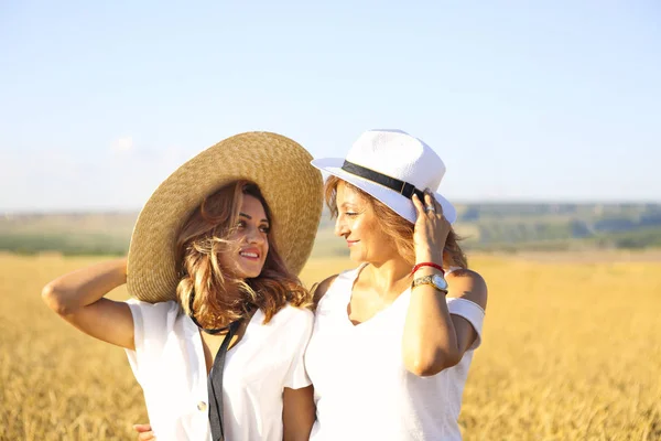 Donna di mezza età con la figlia adulta alla luce del tramonto — Foto Stock