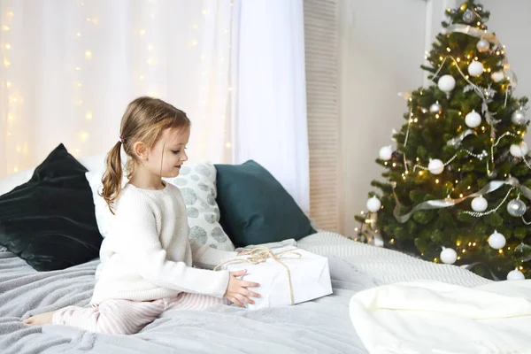 Petite fille mignonne assise sur le lit d'un enfant en arrière-plan de C — Photo