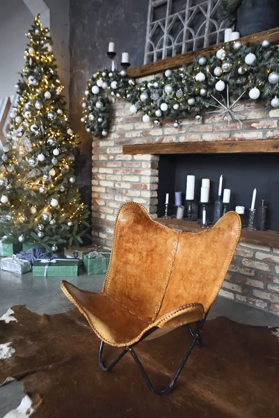 Vánoční zdobené krb a strom v místnosti — Stock fotografie