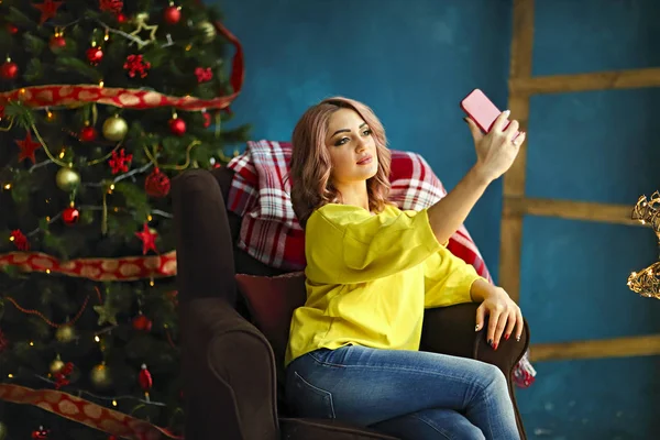 Joven bonita mujer tomando selfie cerca de árbol de Navidad —  Fotos de Stock